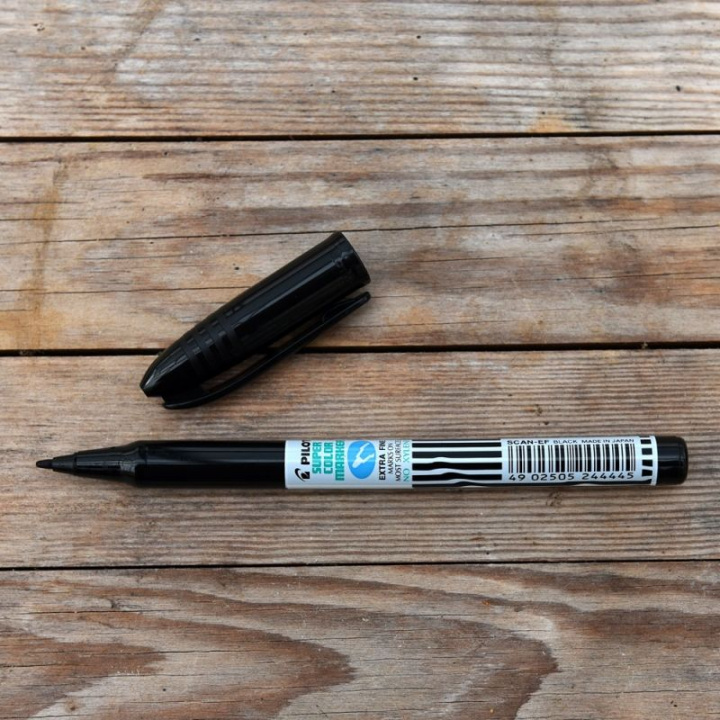 Marker Standard permanentny, odpowiedni dla większości materiałów. Czarny atrament.