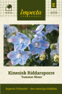 Chińska ostróżka 'Summer Blues', niebieska jak niebo, pojedyncze kwiaty w zwartych gronach nad liśćmi. Obficie kwitnąca.