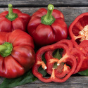 Papryka 'Loran', dojrzewa od zielono-fioletowego do głęboko czerwonego. Słodkie i chrupiące, pełne aromatu.