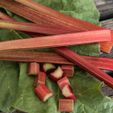 Rabarbar 'Lider', Wczesna odmiana o lekko czerwonych, chrupiących łodygach z łagodnie kwaśnym smakiem.