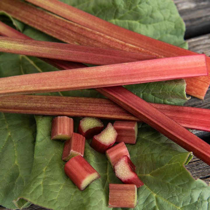 Rabarbar 'Lider', Wczesna odmiana o lekko czerwonych, chrupiących łodygach z łagodnie kwaśnym smakiem.