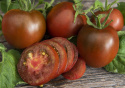 Pomidor ''Black Prince'', krwisto czerwone, osmolone pomidory z ciemnym marmurkowym miąższem.